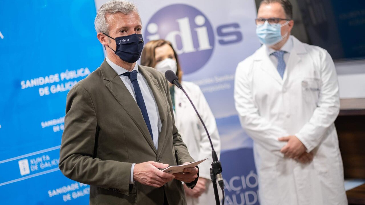 O titular do Goberno galego, Alfonso Rueda, acompa&ntilde;ado polo conselleiro de Sanidade, Julio Garc&iacute;a Comesa&ntilde;a, visita o Grupo de Investigaci&oacute;n GenViP do Instituto de Investigaci&oacute;n Sanitaria de Santiago de Compostela (IDIS). Complexo Hospitalario Universitario de Santiago (CHUS), 18/05/22.