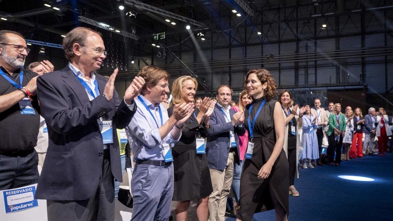 Miembros del PP aplauden a la presidenta de la Comunidad de Madrid, Isabel D&iacute;az Ayuso, a su llegada a la primera jornada del XVII Congreso del Partido Popular de Madrid.
