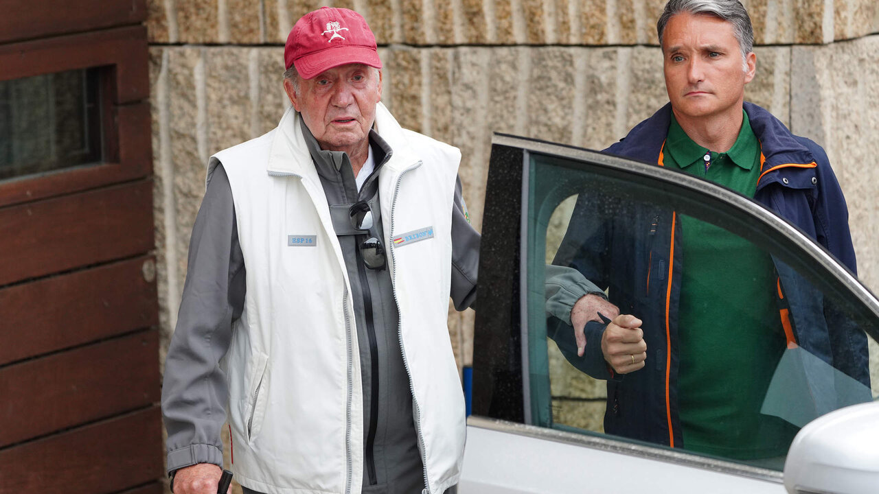 Rey em&eacute;rito Juan Carlos I llega al club nautico de Sanxenxo para participar en la regata del domingo -  a bordo del Brib&oacute;n, participando en la regata del domingo