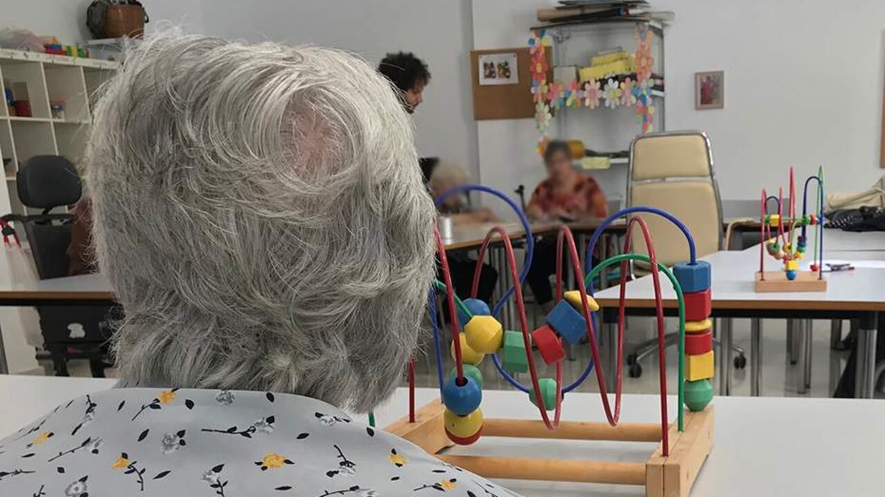 Persona mayor en una residencia.