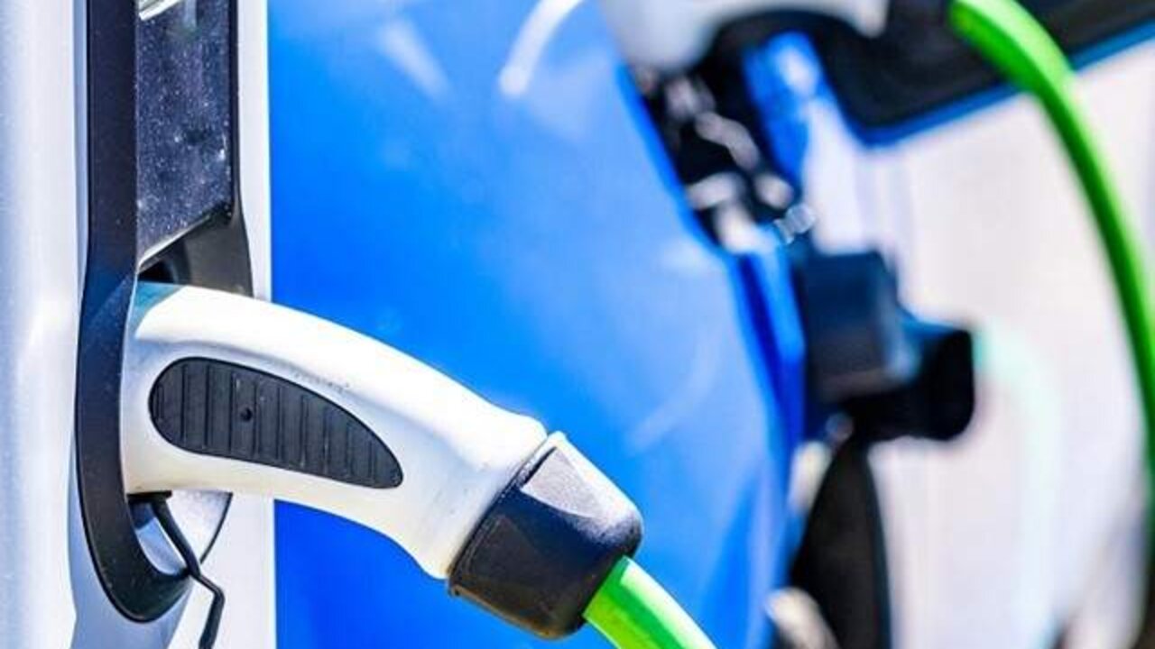 Coche el&eacute;ctrico cargando su bater&iacute;a