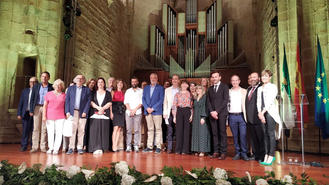 Foto de familia de autoridades y jurados de los cert&aacute;menes literarios de la Diputaci&oacute;n de C&aacute;ceres.