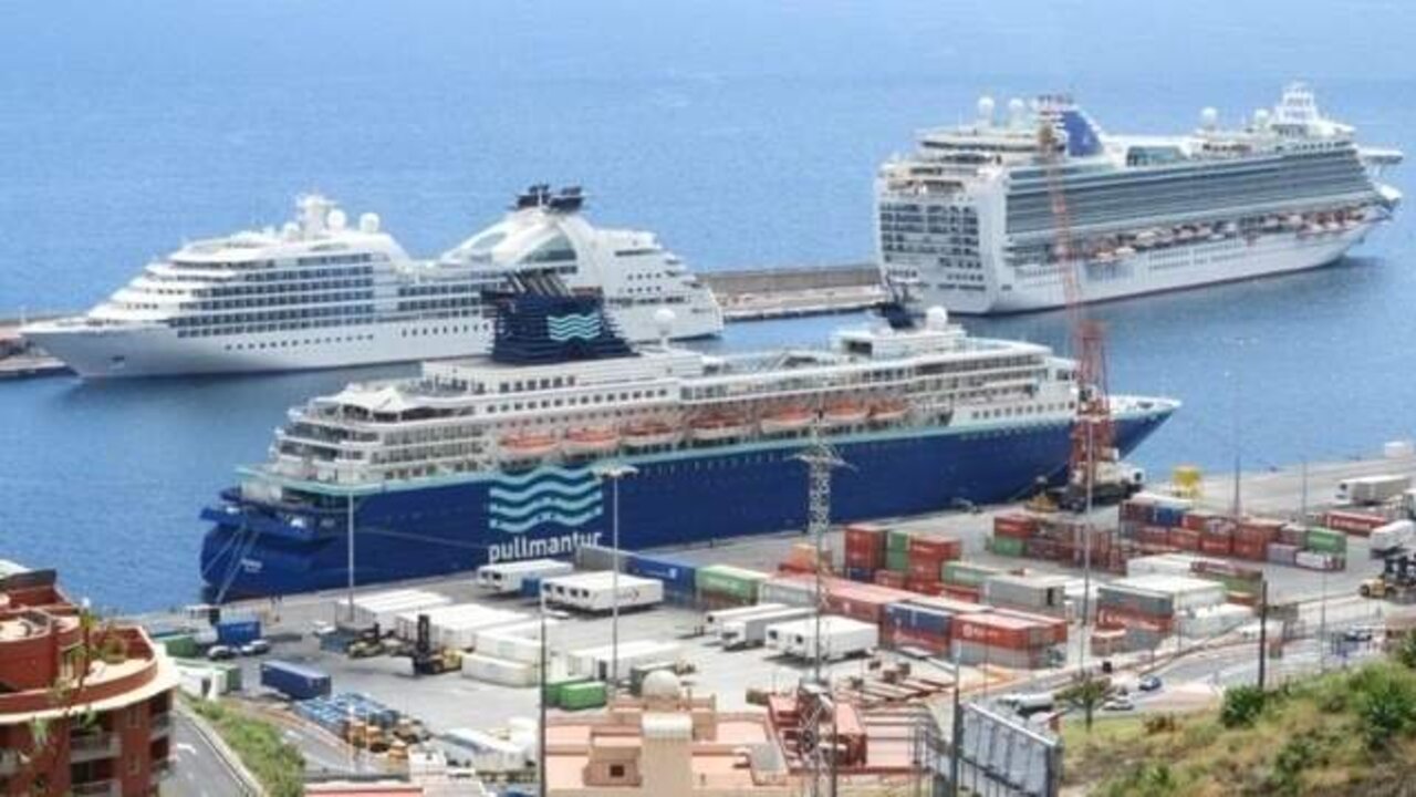 Cruceros en el puerto de Santa Cruz de La Palma.