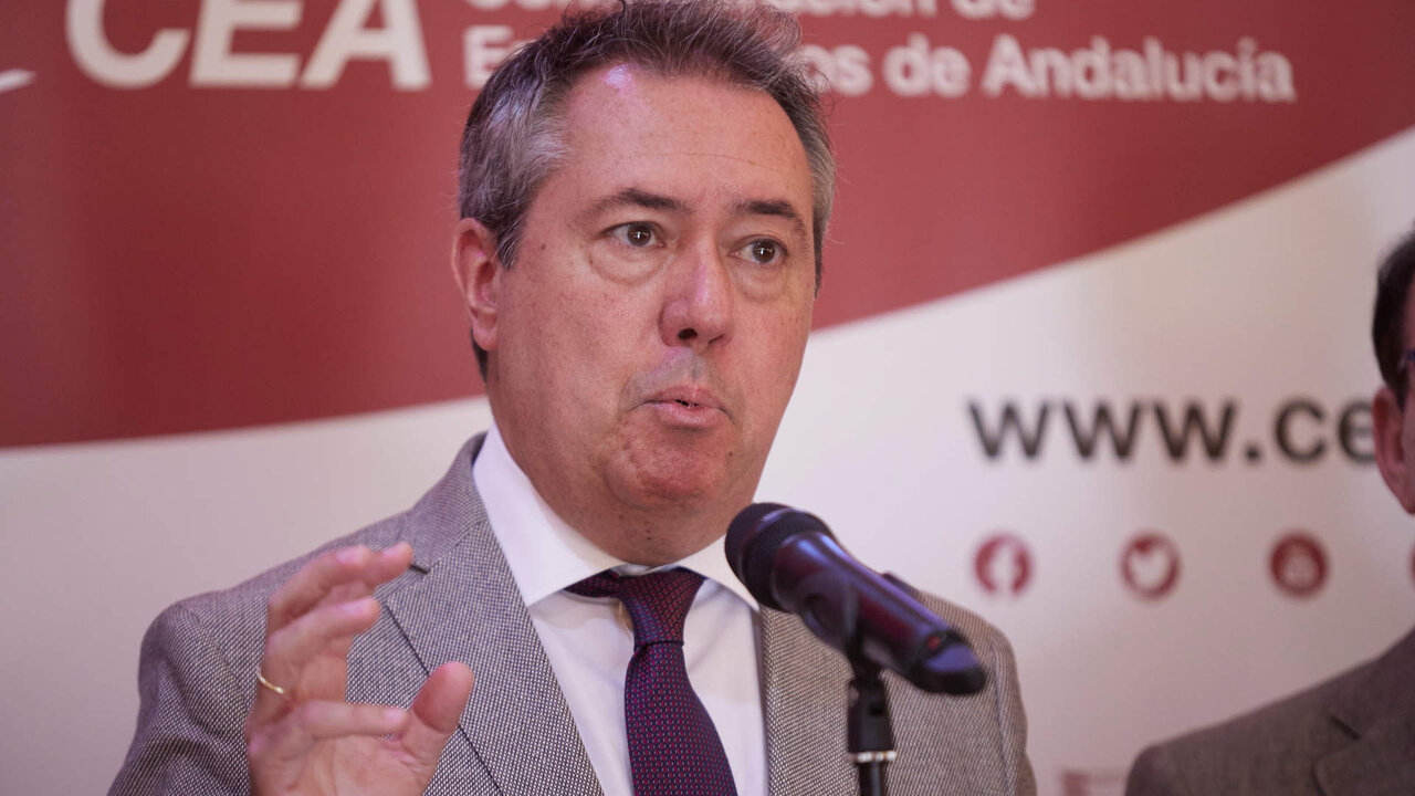 El candidato del PSOE a la presidencia de la Junta de Andaluc&iacute;a, Juan Espadas, atiende a los medios de comunicaci&oacute;n antes de la participaci&oacute;n en una mesa de trabajo de empresarios andaluces en la CEA en la Confederaci&oacute;n de Empresarios de Andaluc&iacute;a, a 13 de junio de 2022 en Sevilla (Andaluc&iacute;a, Espa&ntilde;a)

