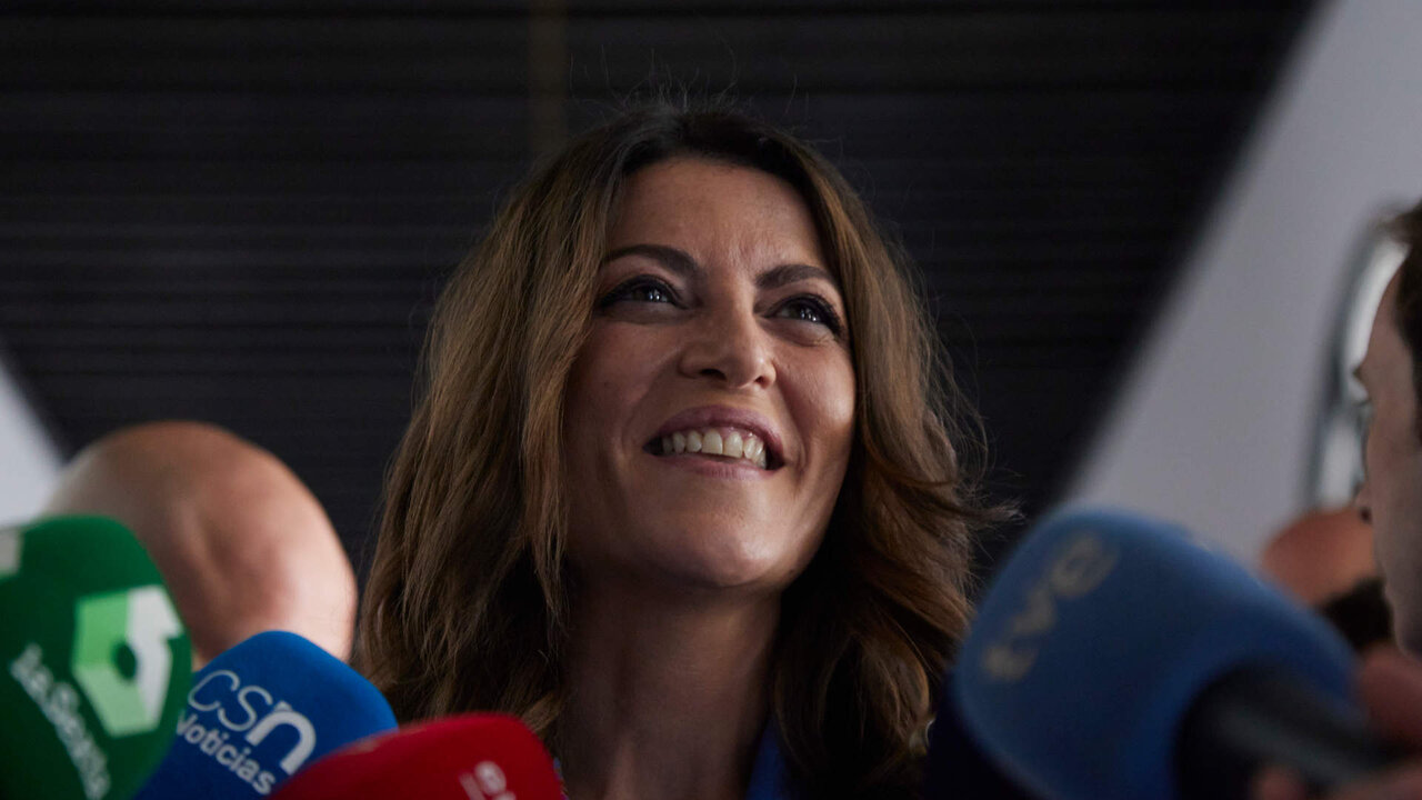 La portavoz del grupo parlamentario Vox, Macarena Olona, atiende a los medios de comunicaci&oacute;n antes de la sesi&oacute;n constitutiva del Parlamento andaluz de la XII Legislatura en el Parlamento de Andaluc&iacute;a, a 14 de julio de 2022 en Sevilla (Andaluc&iacute;a, Espa&ntilde;a)