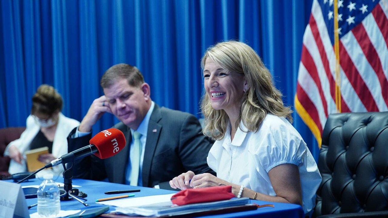 La vicepresidenta Yolanda D&iacute;az, en rueda de prensa tras una reuni&oacute;n bilateral con el secretario de Trabajo de los Estados Unidos, Martin Walsh.