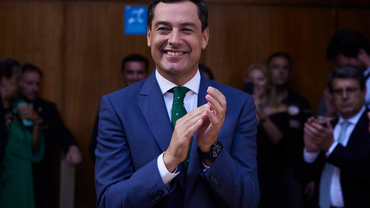 El candidato ya investido, Juanma Moreno, saluda tras la segunda jornada del debate de investidura del presidente de la Junta de Andaluc&iacute;a de la XII legislatura en el Parlamento de Andaluc&iacute;a, a 21 de julio de 2022 en Sevilla (Andaluc&iacute;a, Espa&ntilde;a)