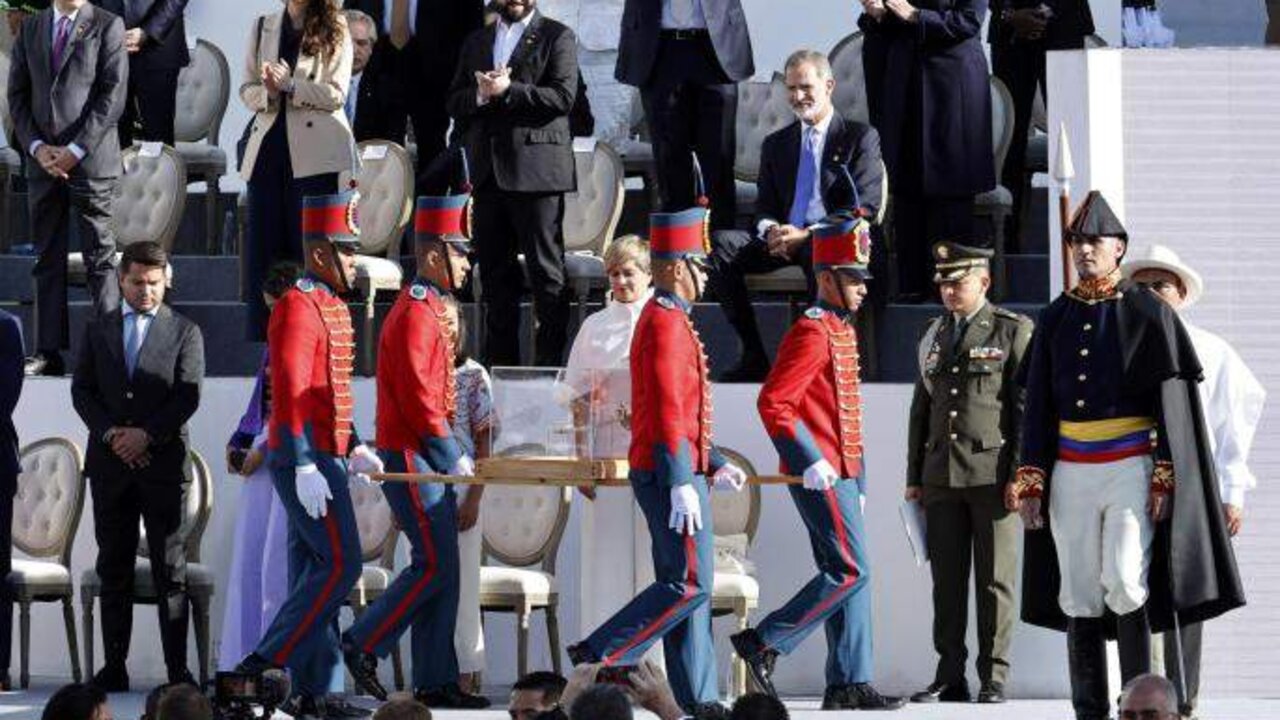El Rey Felipe VI permanece sentado ante el paso de la espada de Sim&oacute;n Bol&iacute;var, en Colombia