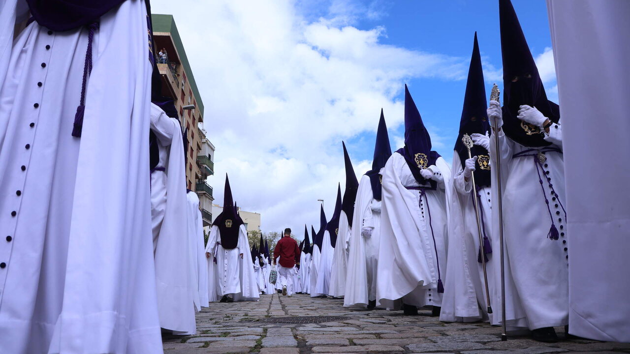 Archivo - Imagen de archivo de nazarenos en Sevilla.