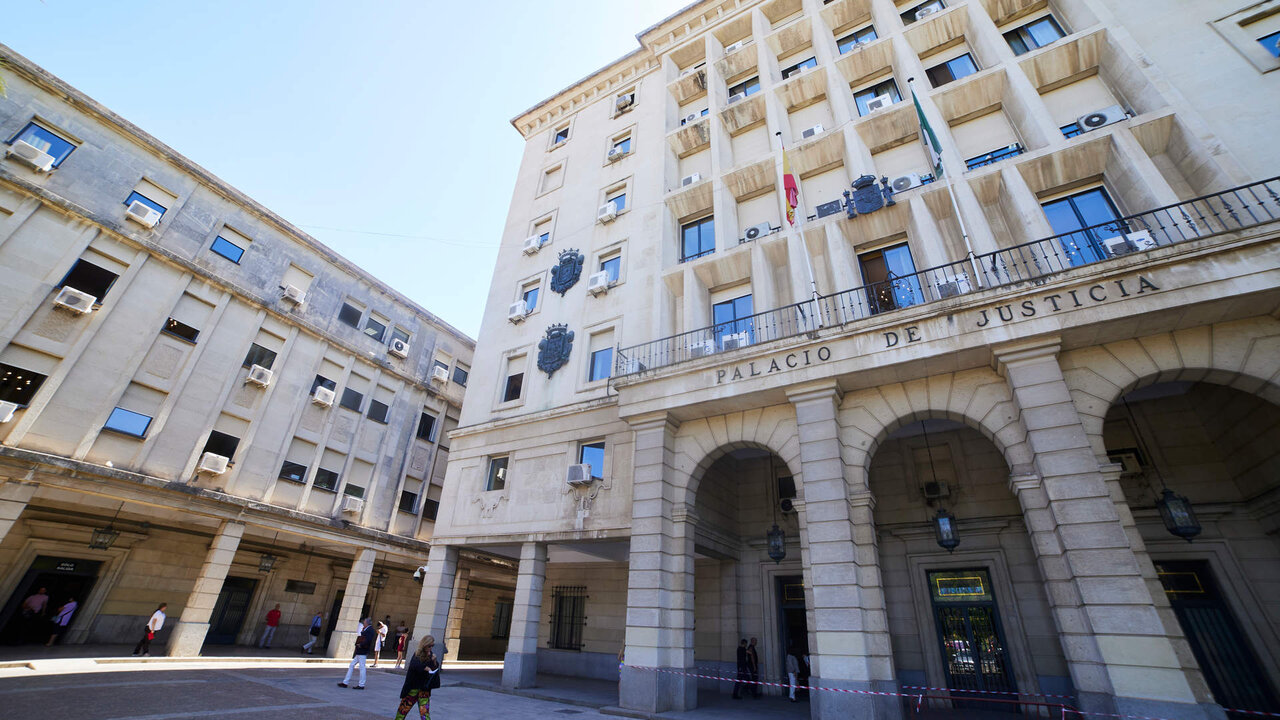 Detalle de la fachada principal de la Audiencia Provincial de Sevilla , a 21 de junio de 2022 en Sevilla (Andaluc&iacute;a, Espa&ntilde;a)