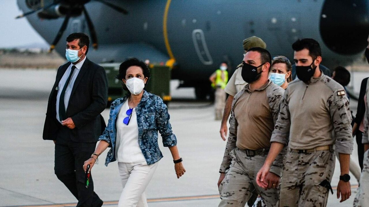 Margarita Robles, con militares que participaron en la evacuaci&oacute;n de Kabul.