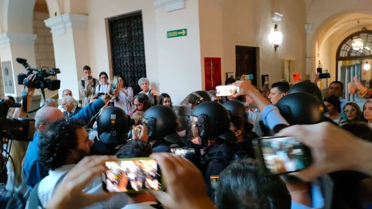 Escrache a Macarena Olona en Granada