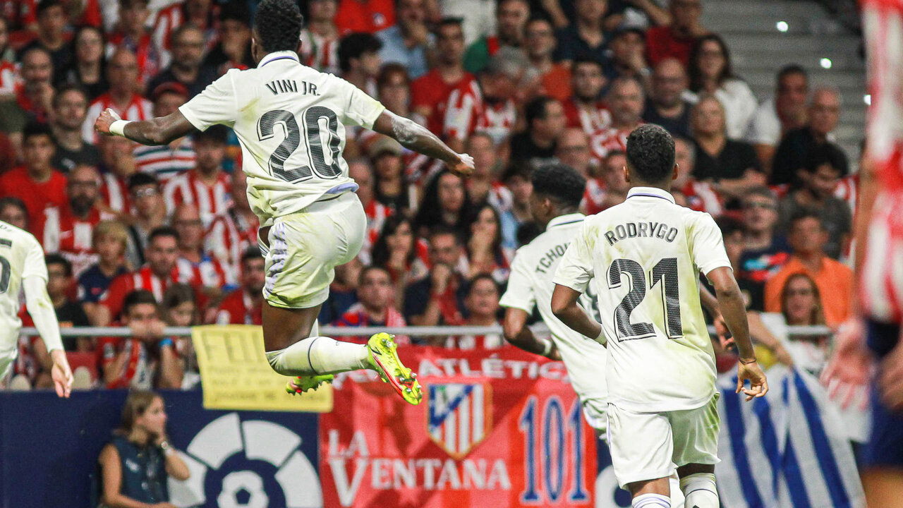Vinicius Junior celebrando un gol del Real Madrid contra el Atl&eacute;tico de Madrid.