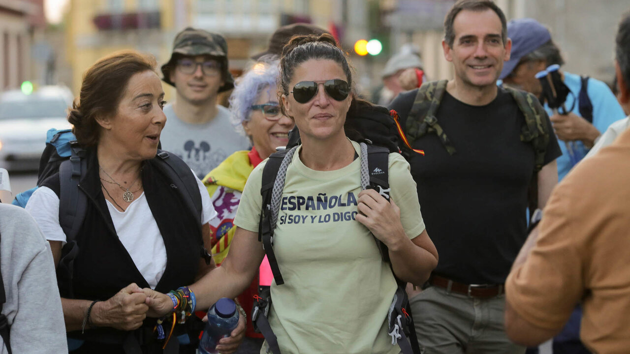 Sarria, Lugo. La exdiputada y exportavoz de VOX en el Parlamento de Andaluc&iacute;a, Macarena Olona, comienza el Camino Franc&eacute;s de Santiago en Sarria, acompa&ntilde;ada por decenas de seguidores a los que Olona hab&iacute;a ofrecido ayuda econ&oacute;mica en caso de necesitarla para realizar la ruta