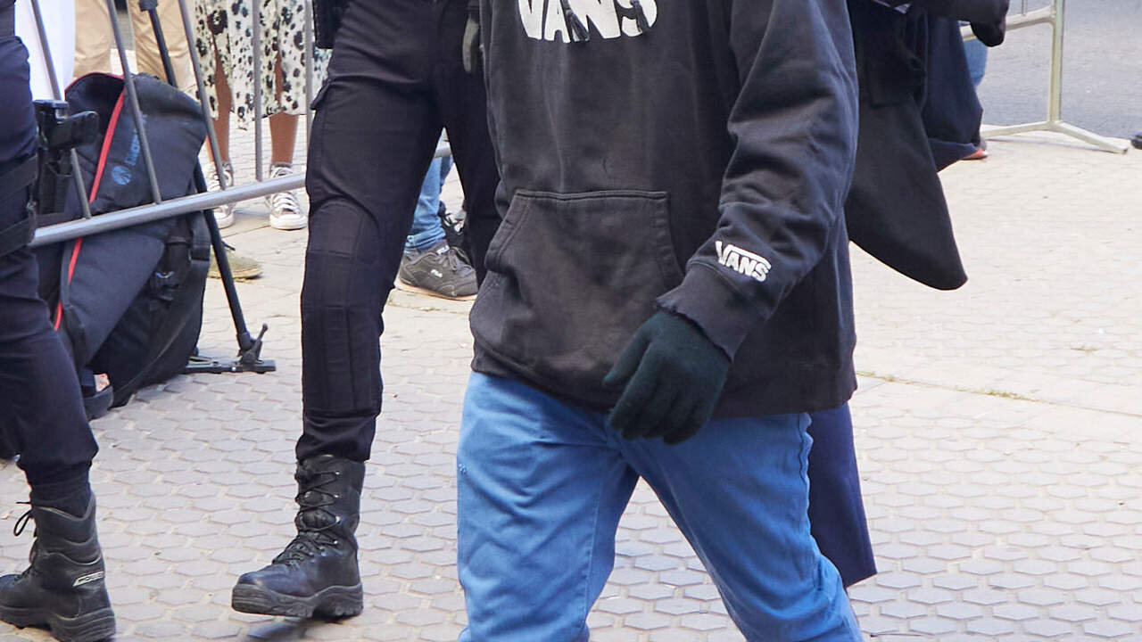 Llegada a los juzgados de Francisco Javier Garc&iacute;a, conocido como 'El Cuco' escoltado por la polic&iacute;a durante la primera sesi&oacute;n del juicio contra el joven Francisco Javier Garc&iacute;a, conocido como 'El Cuco', y contra su madre por presunto delito de falso testimonio en sus comparecencias en el juicio celebrado en 2011 por el crimen de Marta del Castillo en el Juzgado de lo Penal n&uacute;mero 7, a 26 de mayo de 2022 en Sevilla (Andaluc&iacute;a, Espa&ntilde;a)

