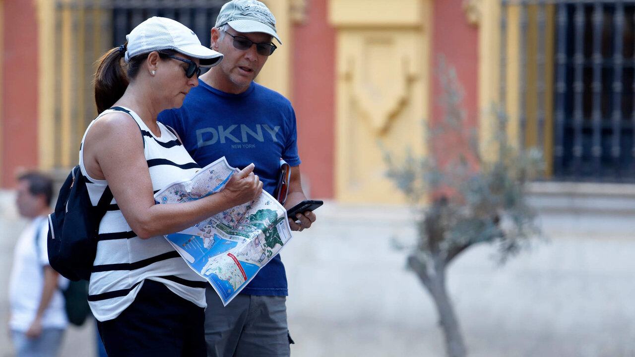 Cientos de turistas recorren el Centro Hist&oacute;rico visitando gratuitamente los museos abiertos por el D&iacute;a Mundial del Turismo a 27 de septiembre de 2022 en m&aacute;laga, Andaluc&iacute;a.