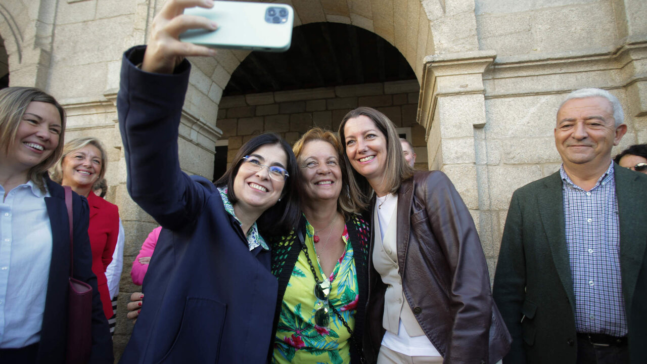 Lugo. La Ministra de Sanidad, Carolina Darias, visita el Concello de Lugo durante las Fiestas Patronales de San Froil&aacute;n. La Ministra ha firmado en el Libro de Honor del Concello y ha visitado distintos lugares, tales como la Praza de Abastos, algunos de los puestos del ferial y los puestos de la Feira do Mel que se desarrolla en la Pza de Sta Maria.