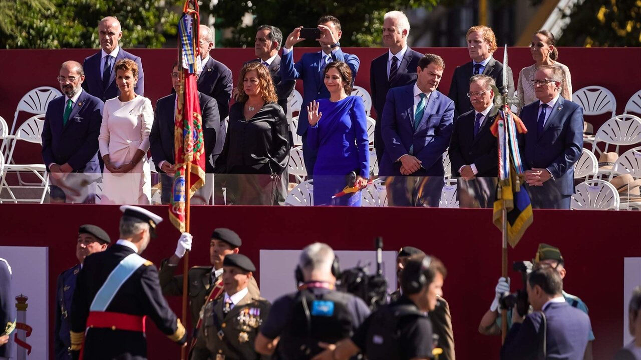 Isabel D&iacute;az ayuso saluda el d&iacute;a del desfile del 12-O en Madrid