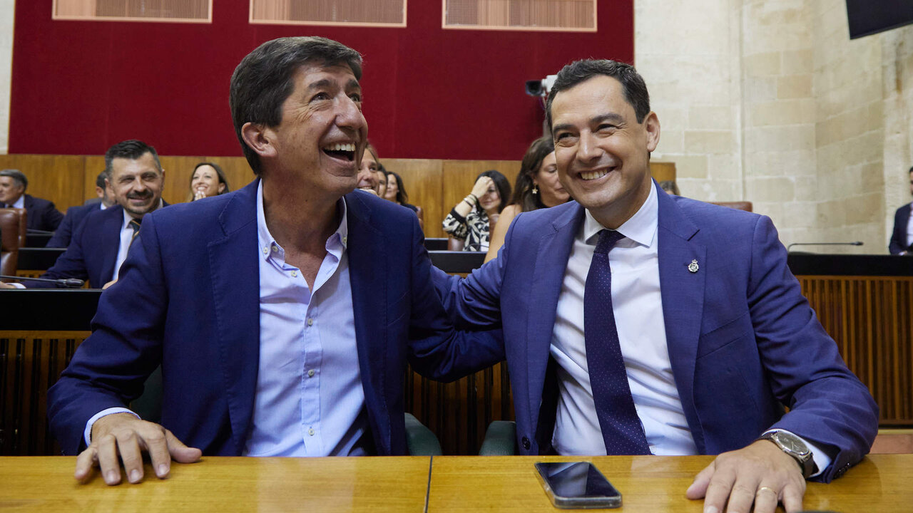 El presidente en funciones de la Junta de Andaluc&iacute;a, Juanma Moreno, (d) junto al vicepresidente en funciones de la Junta de Andaluc&iacute;a, Juan Mar&iacute;n, (i) antes de la sesi&oacute;n constitutiva del Parlamento andaluz de la XII Legislatura en el Parlamento de Andaluc&iacute;a, a 14 de julio de 2022 en Sevilla (Andaluc&iacute;a, Espa&ntilde;a)