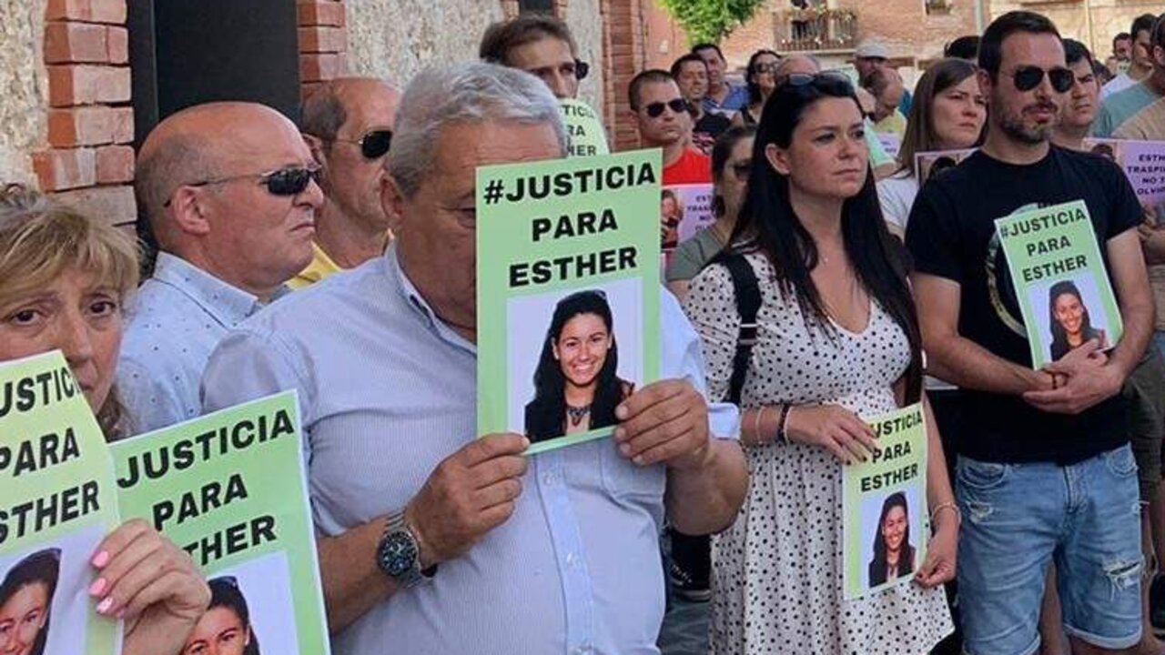 Archivo - Personas durante una concentraci&oacute;n en recuerdo a Esther L&oacute;pez en Traspinedo (Valladolid)