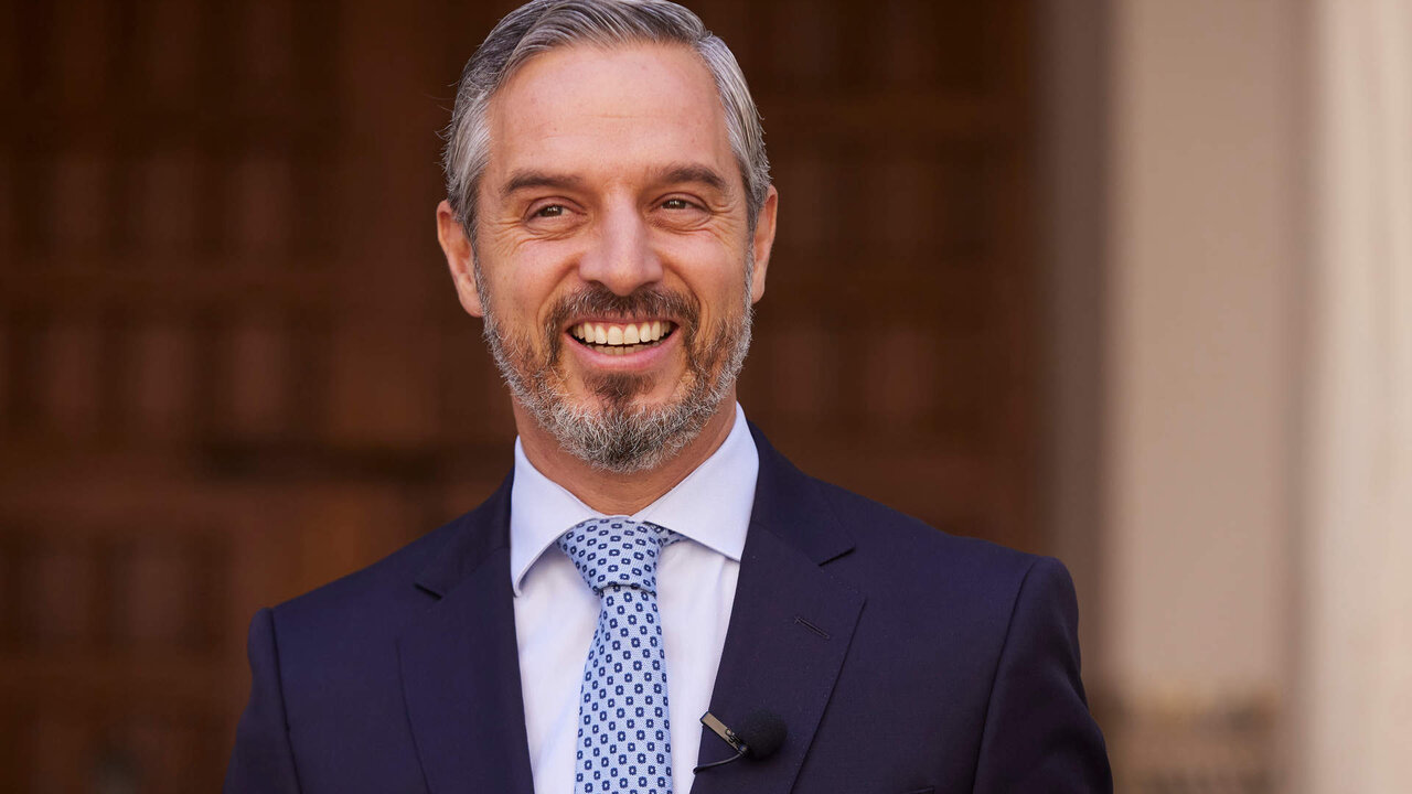El vicesecretar&iacute;o de Econom&iacute;a del PP Nacional, Juan Bravo, valora las palabras de la ministra de Hacienda por las rebajas fiscales, a 29 de septiembre de 2022 en Sevilla (Andaluc&iacute;a, Espa&ntilde;a). Al t&eacute;rmino de la sesi&oacute;n de control al presidente de la Junta de Andaluc&iacute;a, Juanma Moreno; el vicesecretar&iacute;o de Econom&iacute;a del PP Nacional, Juan Bravo, atiende a los medios de comunicaci&oacute;n para valorar las palabras de la ministra de Hacienda, Mar&iacute;a Jes&uacute;s Montero, en el &aacute;mbito de las rebajas fiscales.
