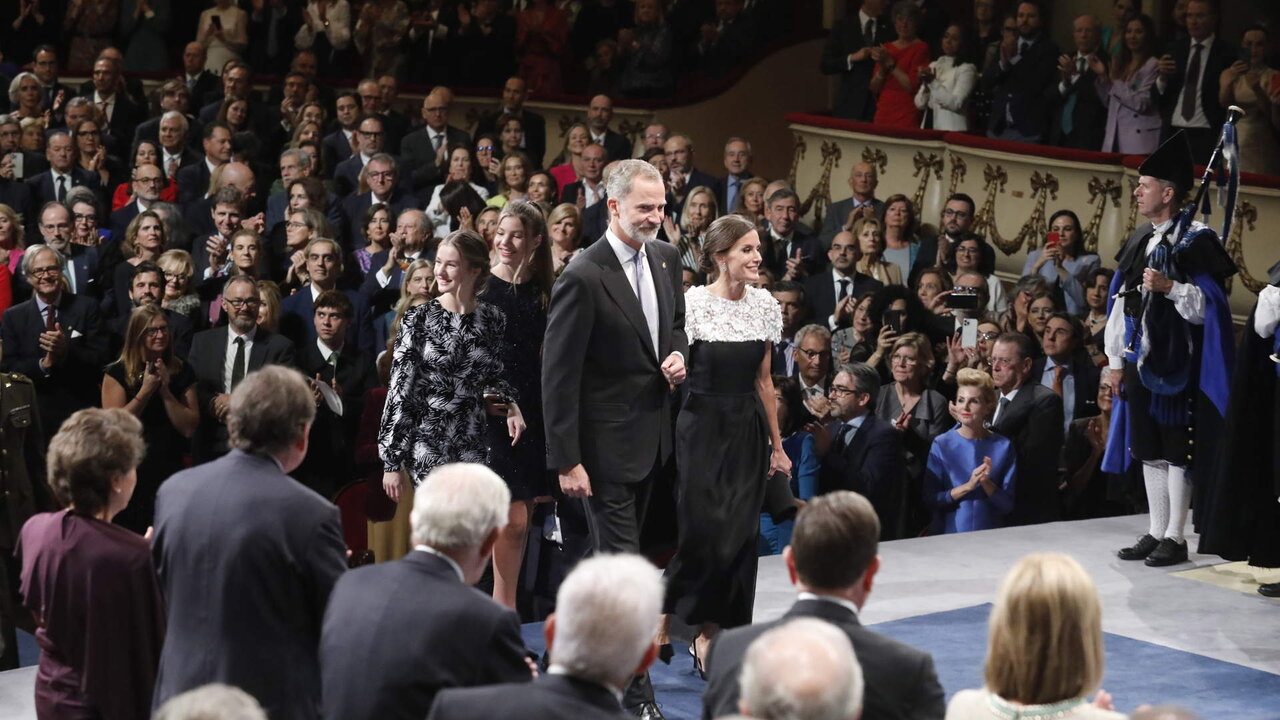 Los Reyes, Felipe VI y Letizia; la Princesa de Asturias Do&ntilde;a Leonor y la Infanta Do&ntilde;a Sof&iacute;a, a su llegada a la 42&ordf; edici&oacute;n de la entrega de los &lsquo;Premios Princesa de Asturias 2022&rsquo;, en el Teatro Campoamor.