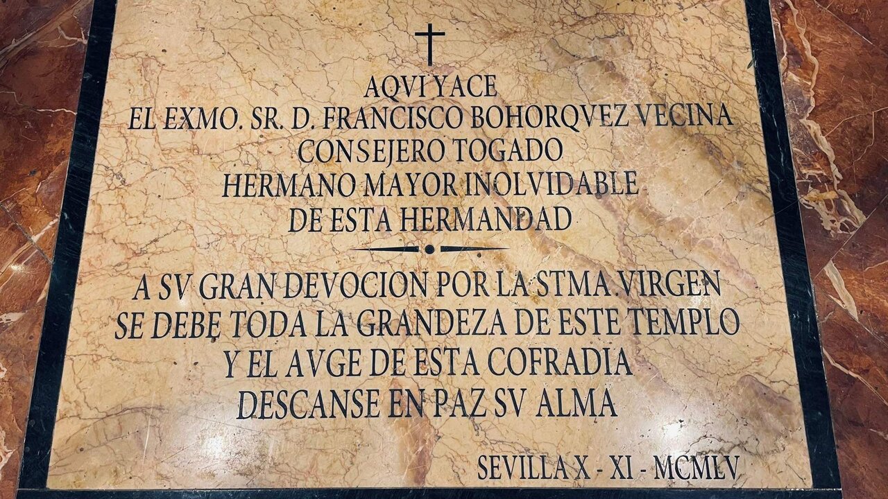 Tumba del militar Francisco Boh&oacute;rquez en el interior de la Bas&iacute;lica de la Esperanza Macarena