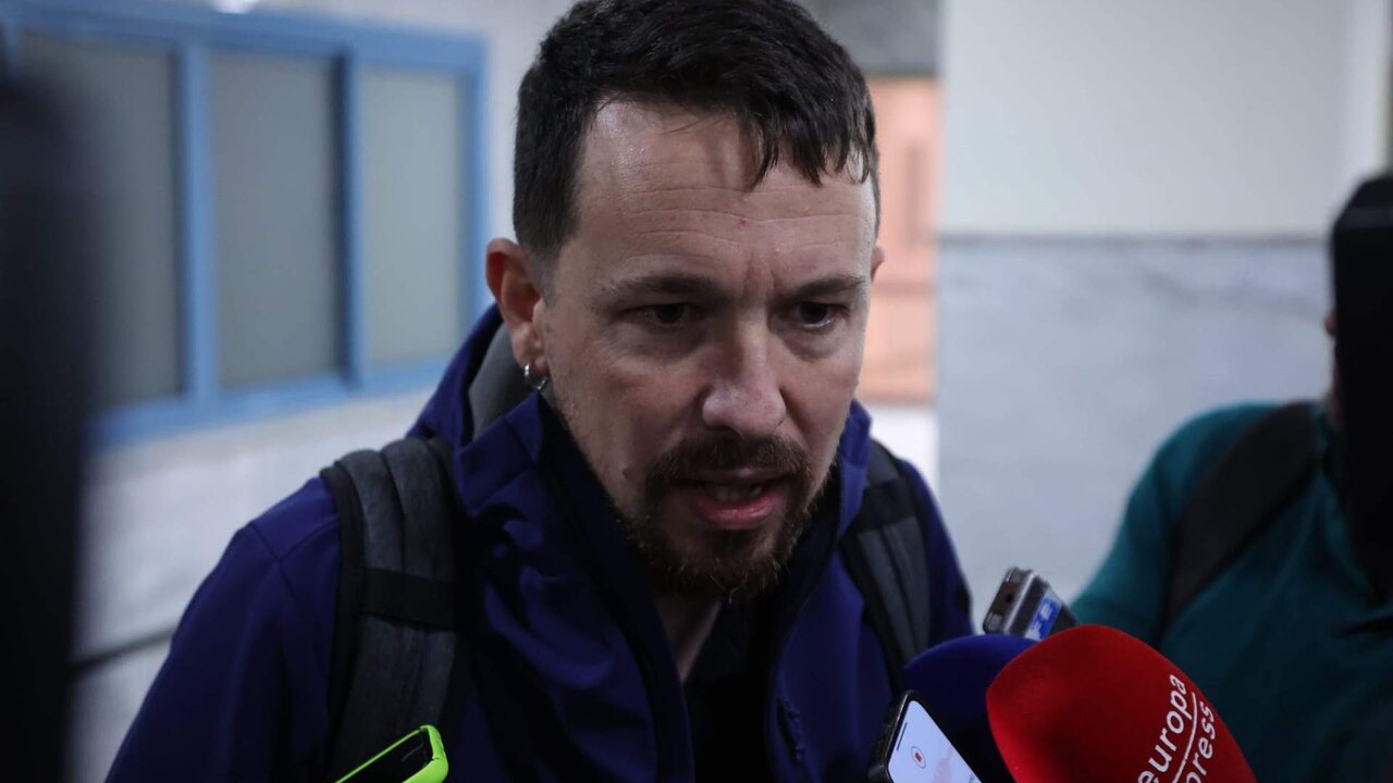 El exl&iacute;der de Podemos, Pablo Iglesias atiende a los medios.