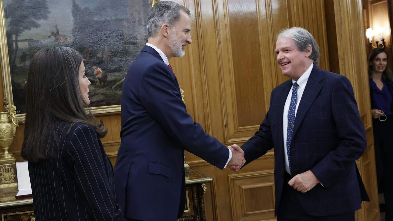 Su Majestad el Rey recibe el saludo del presidente de la Fundaci&oacute;n Princesa de Girona, Francisco Belil