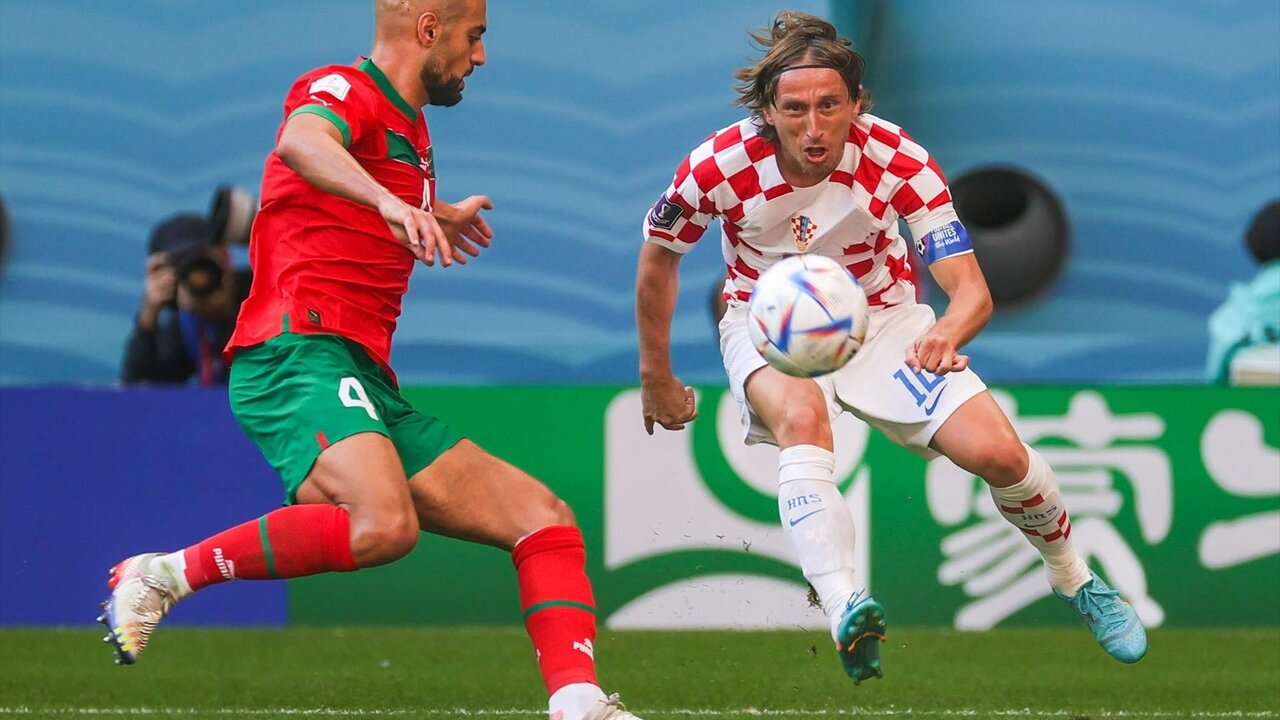 23 November 2022, Qatar, Al Khor: Croatia's Luka Modric (R) and Morocco's Sofyan Amrabat in action during the FIFA World Cup Qatar 2022 Group F soccer match between Morocco and Croatia at Al Bayt Stadium. Photo: Virginie Lefour/BELGA/dpa