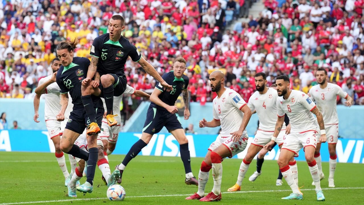 26 November 2022, Qatar, Al Wakrah: Australia's Mitchell Duke (2nd L) attempts to win the ball during the FIFA World Cup Qatar 2022 Group D soccer match between Tunisia and Australia at Al Janoub Stadium. Photo: Jonathan Brady/PA Wire/dpa