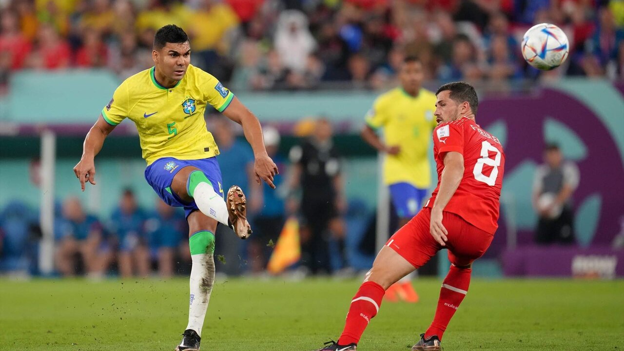28 November 2022, Qatar, Doha: Brazil's Casemiro (L) and Switzerland's Remo Freuler battle for the ball during the FIFA World Cup Qatar 2022 Group G soccer match between Brazil and Switzerland at Stadium 974. Photo: Nick Potts/PA Wire/dpa