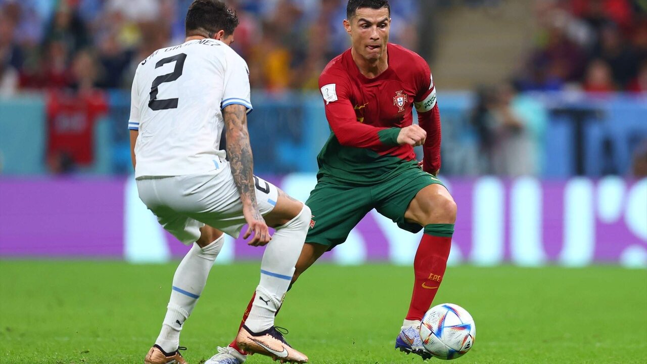 28 November 2022, Qatar, Lusail: Portugal's Cristiano Ronaldo (R) and Uruguay's Jose Maria Gimenez battle for the ball during the FIFA World Cup Qatar 2022 Group H soccer match between Portugal and Uruguay at Lusail Stadium. Photo: Tom Weller/dpa