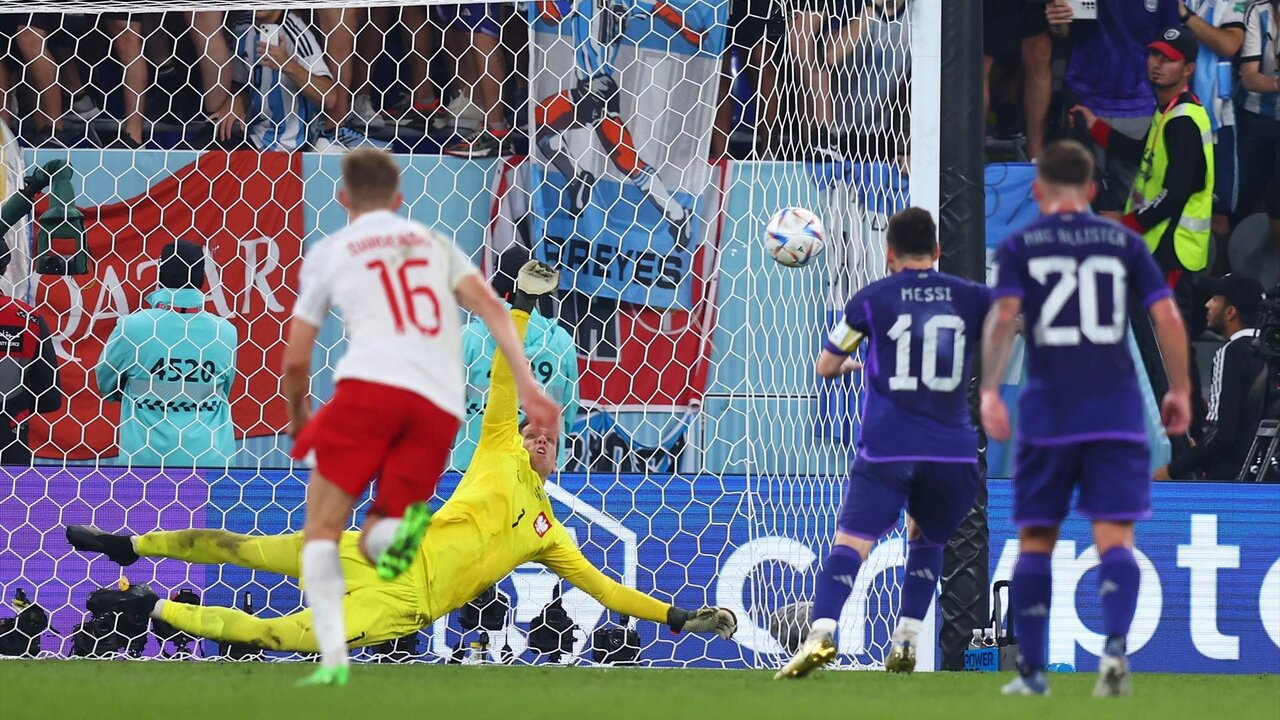 30 November 2022, Qatar, Doha: Poland goalkeeper Wojciech Szczesny saves a penalty kick from Argentina's Lionel Messi (2nd R) during the FIFA World Cup Qatar 2022 Group C soccer match between Poland and Argentina at Stadium 974. Photo: Tom Weller/dpa