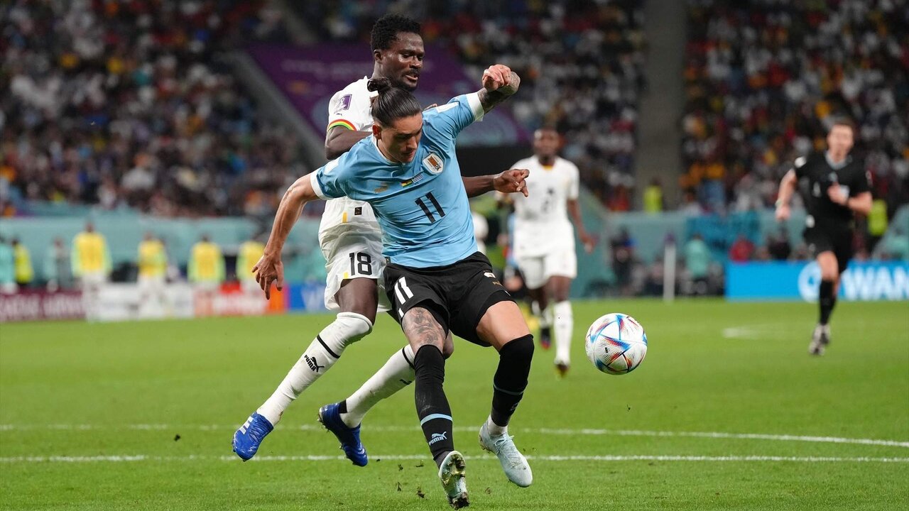 Uruguay reclam&oacute; penalty contra Darwin N&uacute;&ntilde;ez y el arbitro lo desestim&oacute;