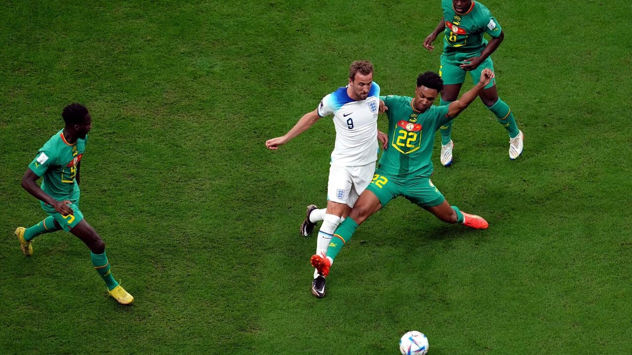 Harry Kane, Inglaterra, rodeado de rivales senegaleses.