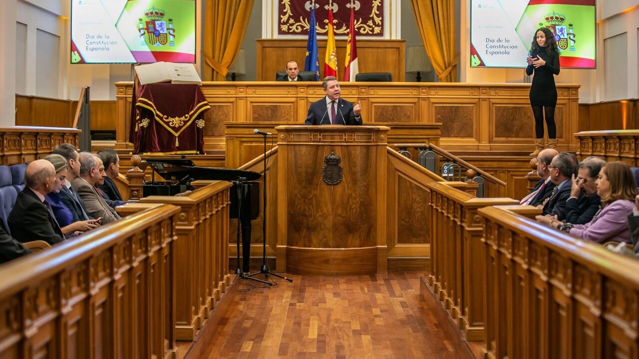 Toledo, 5 de diciembre de 2022.- El jefe del Ejecutivo regional, Emiliano Garc&iacute;a-Page, en las Cortes de Castilla-La Mancha, el acto institucional de conmemoraci&oacute;n de la Constituci&oacute;n Espa&ntilde;ola de 1978. (Fotos: D. Esteban Gonz&aacute;lez // JCCM)