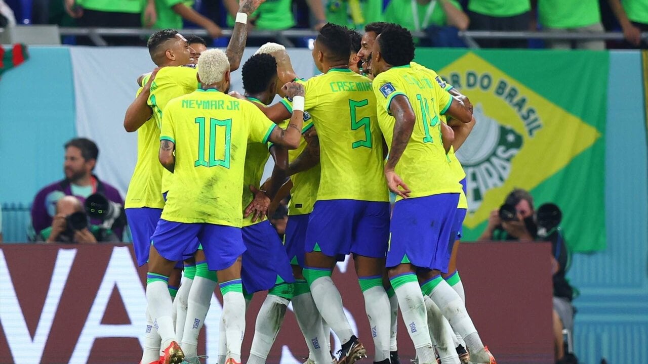Los jugadores de Brasil celebran su segundo gol a Corea del Sur