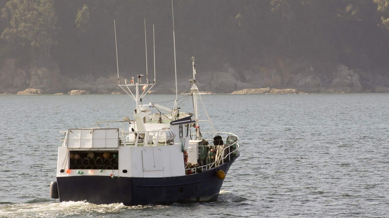 A Mari&ntilde;a, Lugo. El reciente veto de la UE a la faena de los barcos arrastreros en m&aacute;s de 70 caladeros, aboca a centenares de barcos al paro forzoso y a un proyecto econ&oacute;mico inviable. Representantes del sector exigen a las administraciones que recurran la euroorden y anuncian movilizaciones en defensa del sector. En la imagen, un barco de pesca sale a la mar en la Ria de Viveiro en la tarde del lunes 3 de octubre