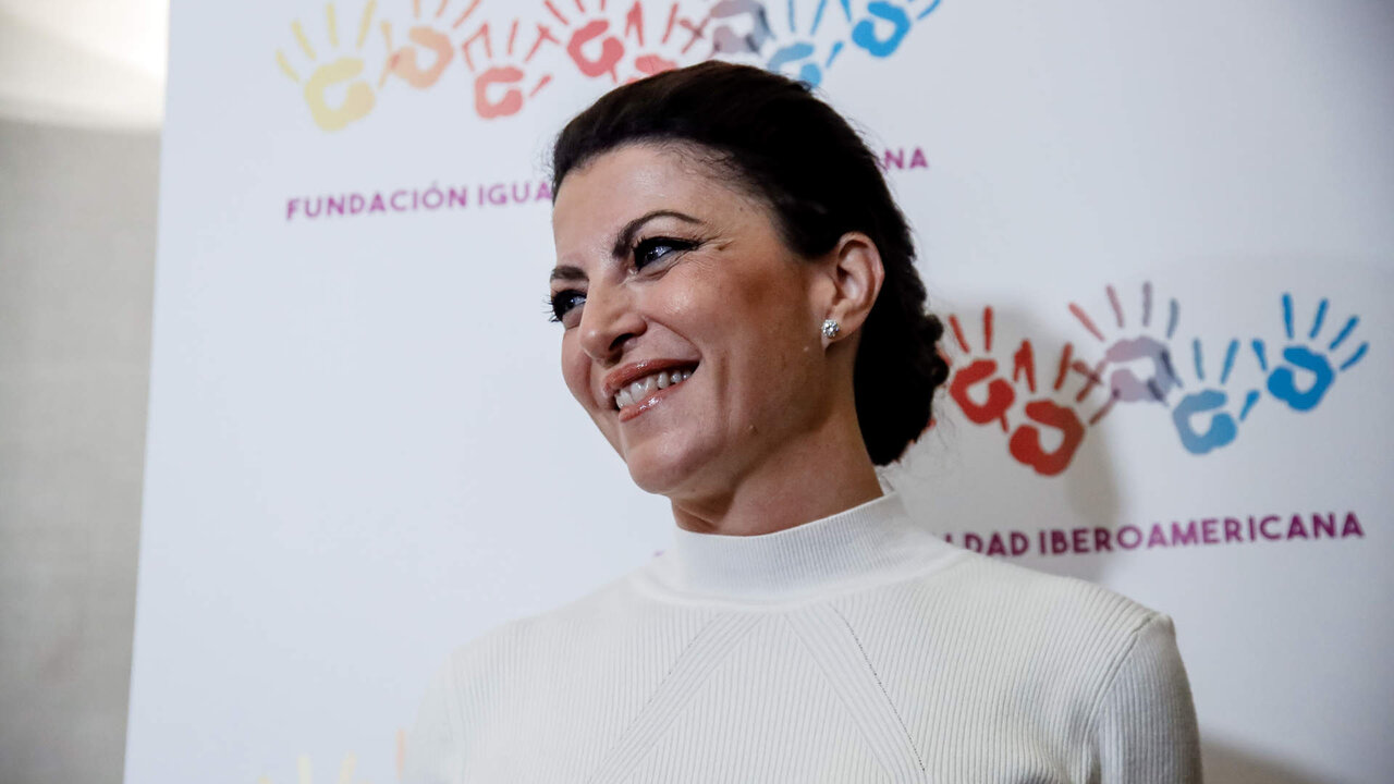 La exdirigente de Vox, Macarena Olona posa para los medios de comunicaci&oacute;n.