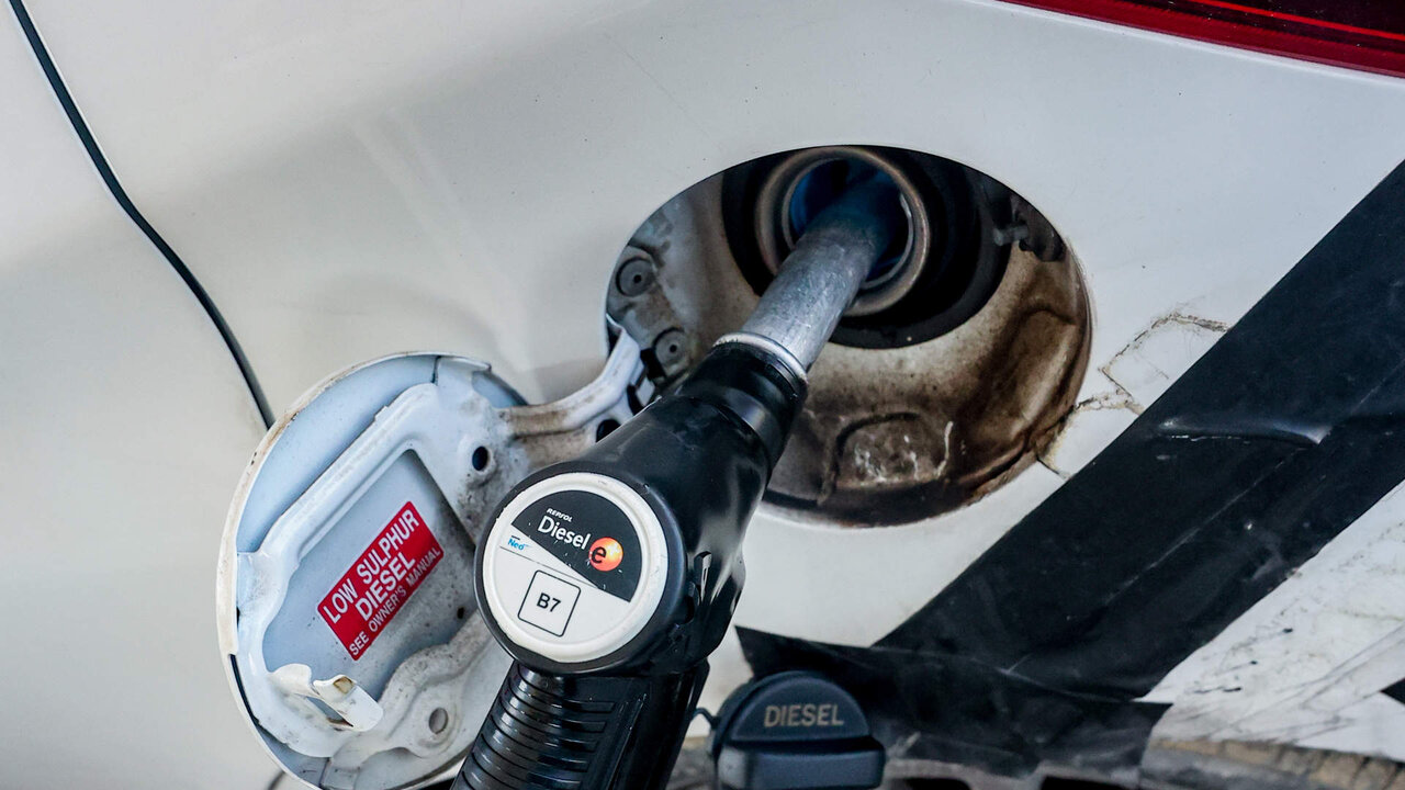 Un manguera de diesel reposta combustible en un veh&iacute;culo.