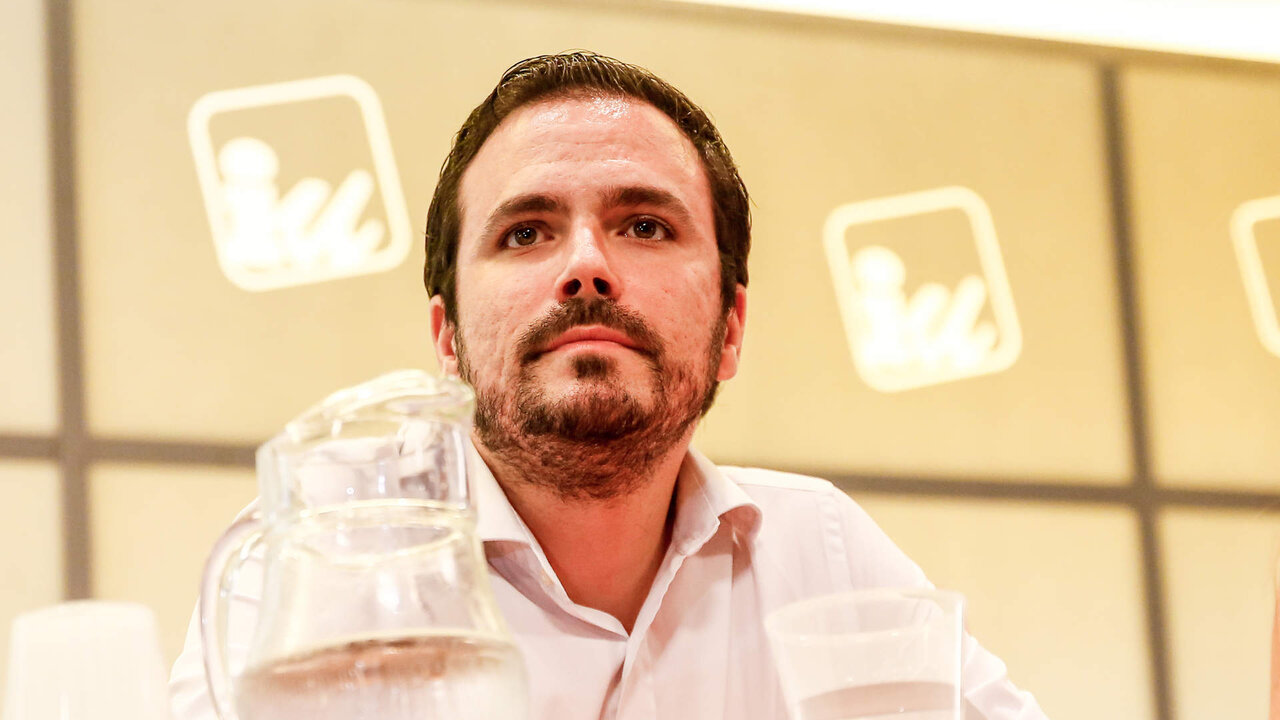 Adi&oacute;s a Izquierda Unida. Alberto Garz&oacute;n maneja encuestas que pronostican la desaparici&oacute;n de IU tras las generales.