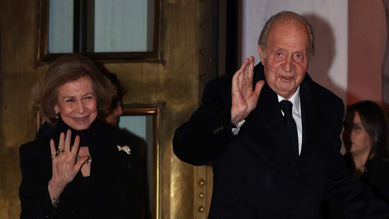 La Reina Do&ntilde;a Sof&iacute;a y el Rey Don Juan Carlos de Borb&oacute;n salen del restaurante donde se ha celebrado una cena, a 15 de enero de 2023, en Atenas (Grecia)
FAMILIA;CENA;FUNERAL;CASA REAL
Ra&uacute;l Terrel / Europa Press
15/1/2023