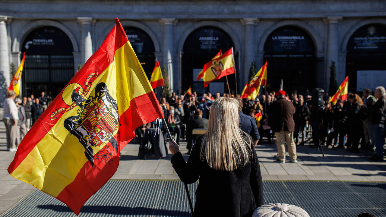 Archivo - Varias personas, con banderas de Espa&ntilde;a con el &aacute;guila de San Juan, asisten a un acto organizado por el Movimiento Cat&oacute;lico espa&ntilde;ol (MCE) en memoria de Francisco Franco y Jos&eacute; Antonio Primo de Rivera a 20 de noviembre de 2022, en Madrid.