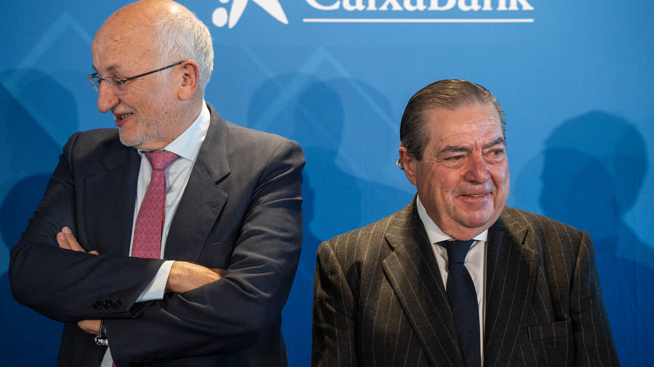 El presidente de Mercadona, Juan Roig (i) y el presidente de la Asociaci&oacute;n Valenciana de Empresarios, Vicente Boluda (d), posan a su llegada a un desayuno informativo.