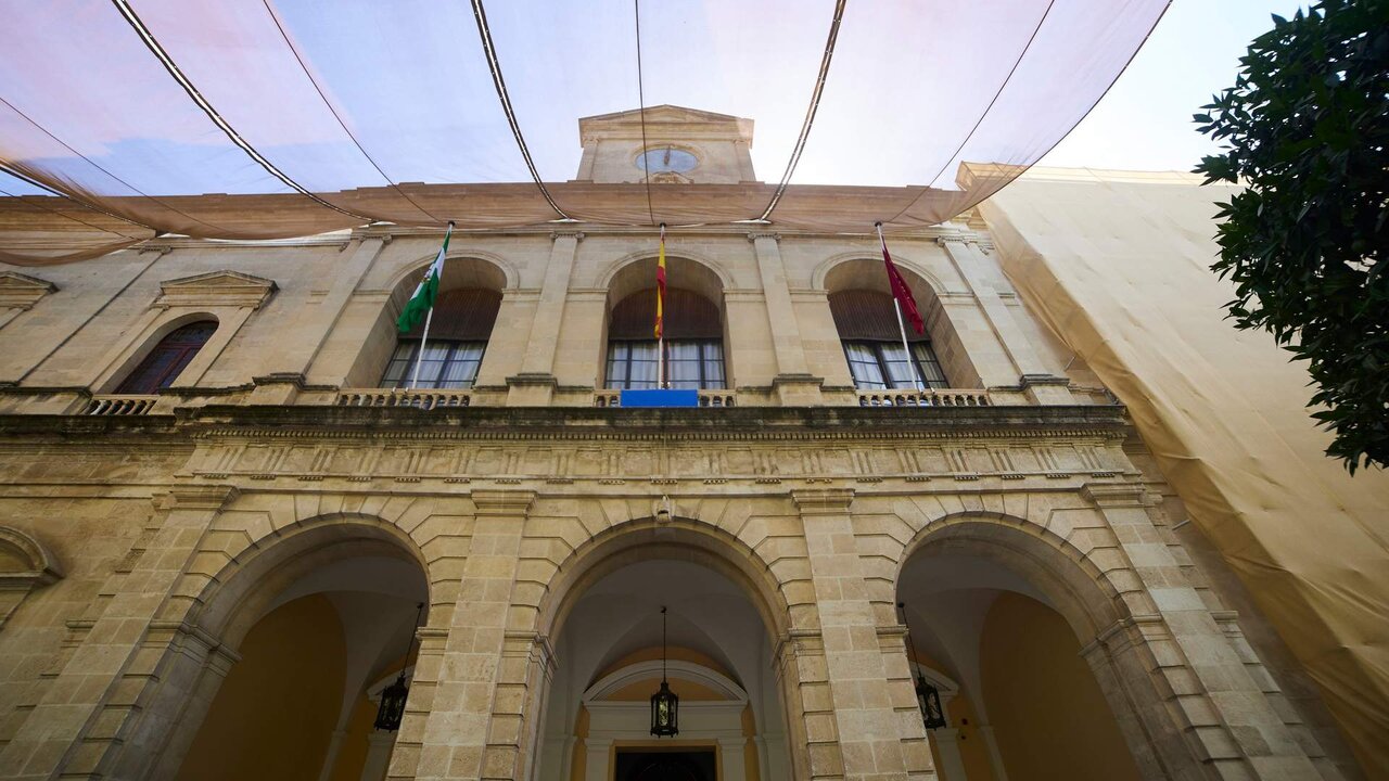 Detalle de la fachada principal del Ayuntamiento de Sevilla, a 21 de junio de 2022 en Sevilla (Andaluc&iacute;a, Espa&ntilde;a)