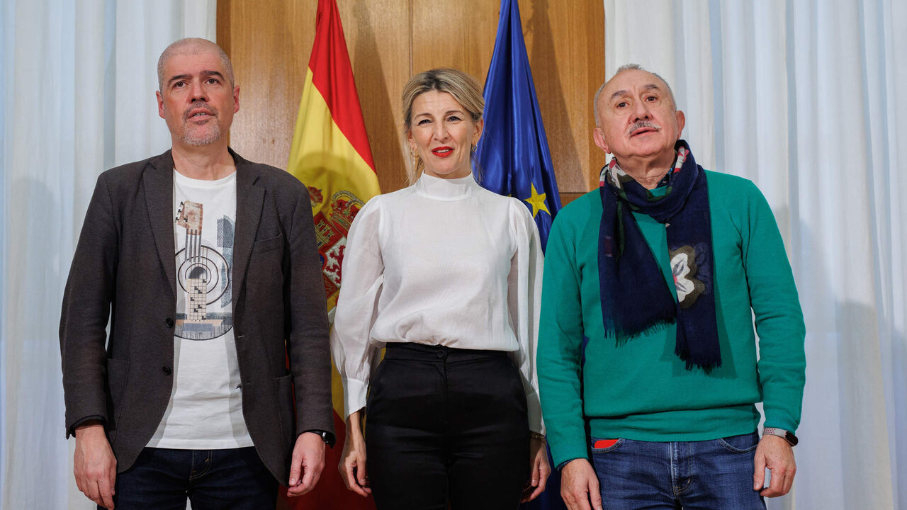 El secretario general de CCOO, Unai Sordo; la vicepresidenta segunda y ministra de Trabajo, Yolanda D&iacute;az y el secretario general de UGT, Pepe &Aacute;lvarez, posan en el Ministerio de Trabajo.