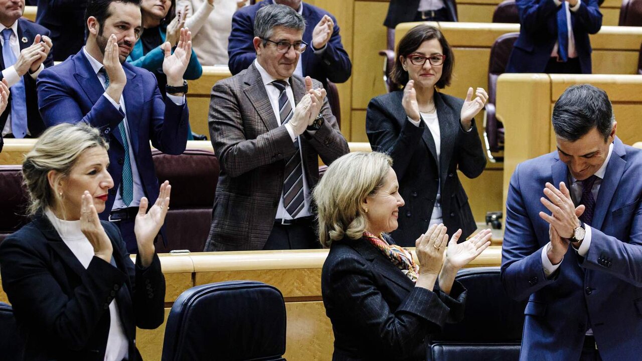 Yolanda D&iacute;az, Nadia Calvi&ntilde;o y Pedro S&aacute;nchez (Foto: Carlos Luj&aacute;n / Europa Press).