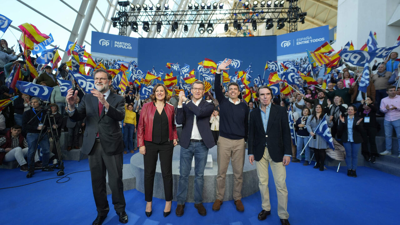 (I-D) El expresidente del Gobierno Mariano Rajoy; la portavoz del PP en el Ayuntamiento de Valencia, Mar&iacute;a Jos&eacute; Catal&aacute;; el presidente del PP, Alberto N&uacute;&ntilde;ez Feij&oacute;o; el presidente del PPCV, Carlos Maz&oacute;n, y el expresidente del Gobierno Jos&eacute; Mar&iacute;a Aznar.