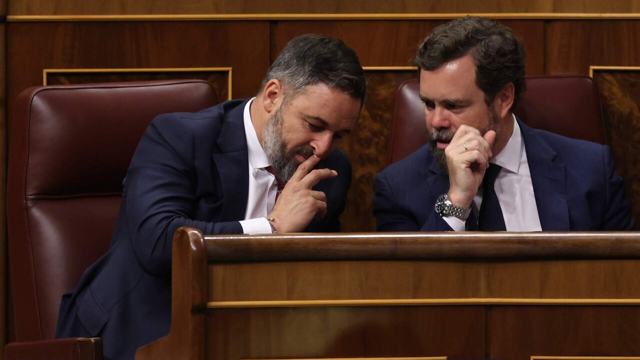 El l&iacute;der de Vox, Santiago Abascal), y el portavoz parlamentario, Iv&aacute;n Espinosa de los Monteros, en el Congreso.